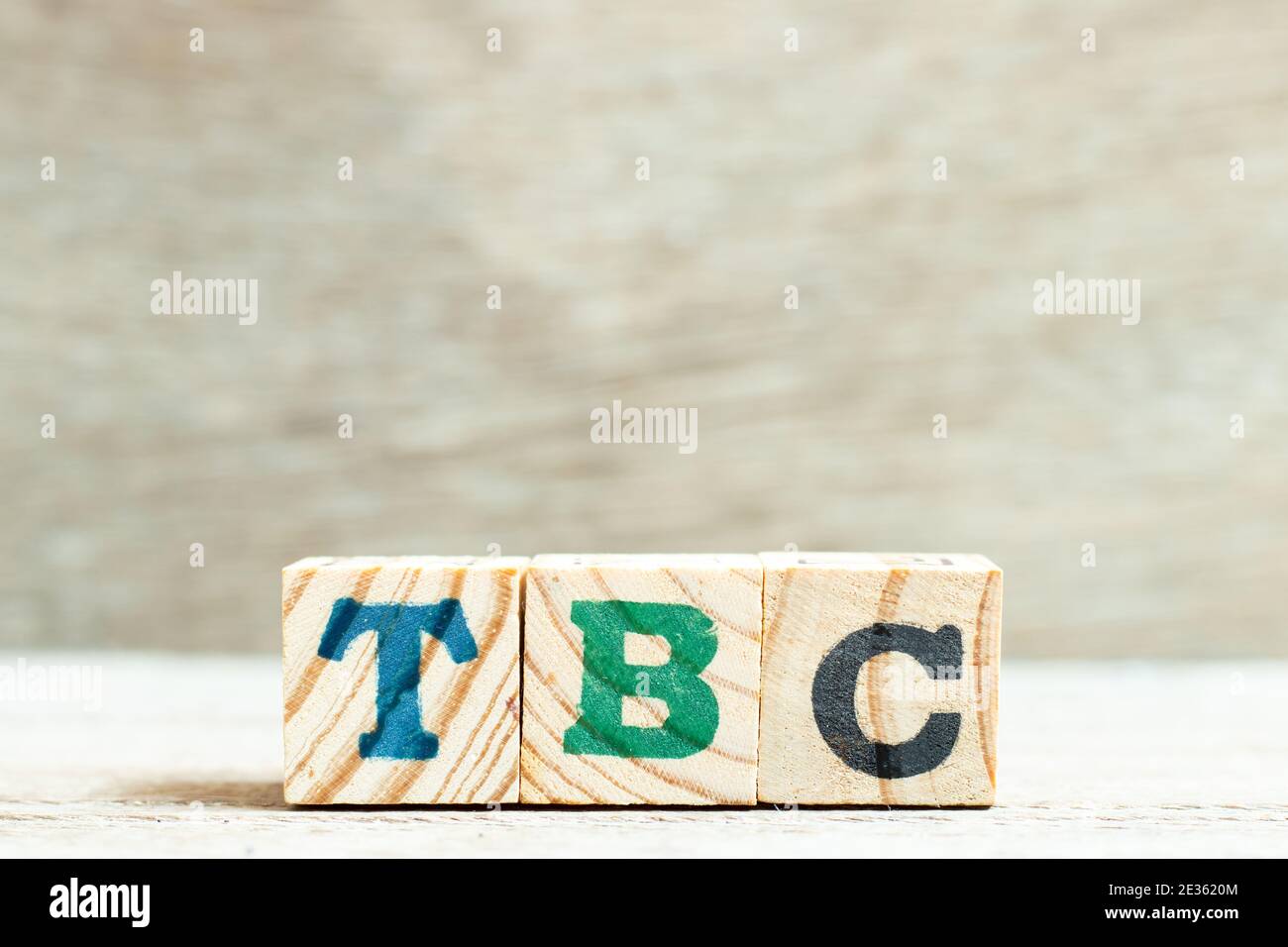 Buchstabenblock im Wort TBC (Abkürzung von muss bestätigt oder fortgesetzt werden) auf Holzhintergrund Stockfoto