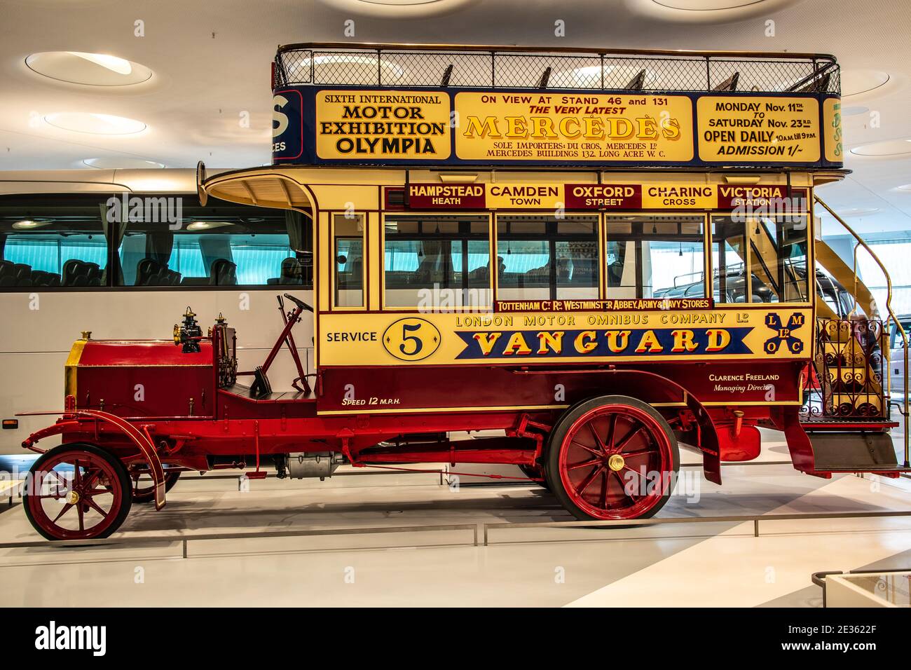 STUTTGART, DEUTSCHLAND, 2019: 1907 Milnes-Daimler Doppeldeckerbus, Doppeldeckerbus, Vanguard London Motor Omnibus, LN-314 im Mercedes-Benz Museum Stockfoto