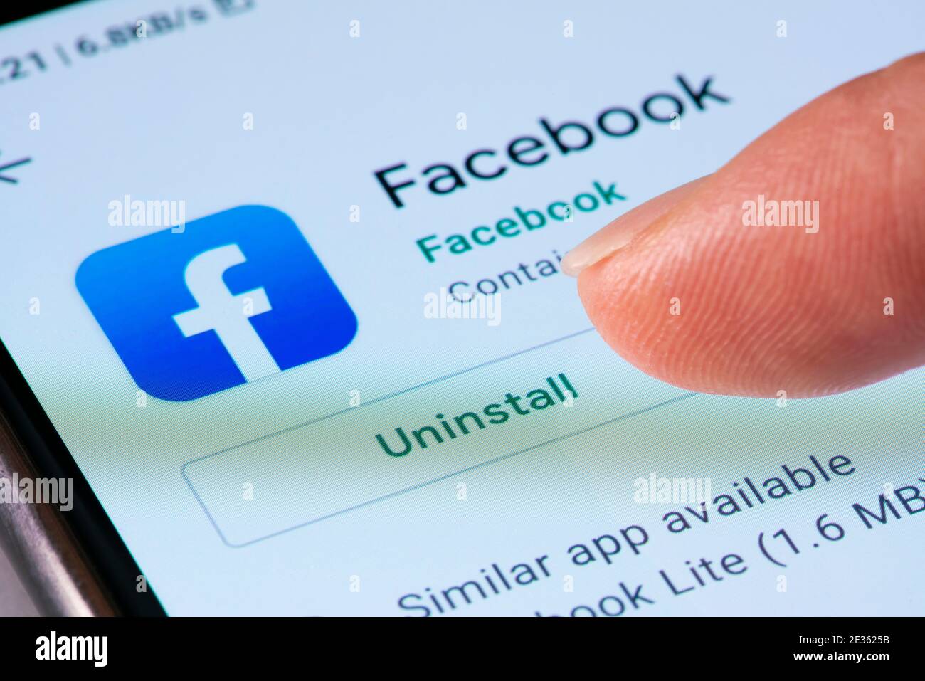 Nahaufnahme der Deinstallation der Facebook-Anwendung auf einem Smartphone Stockfoto