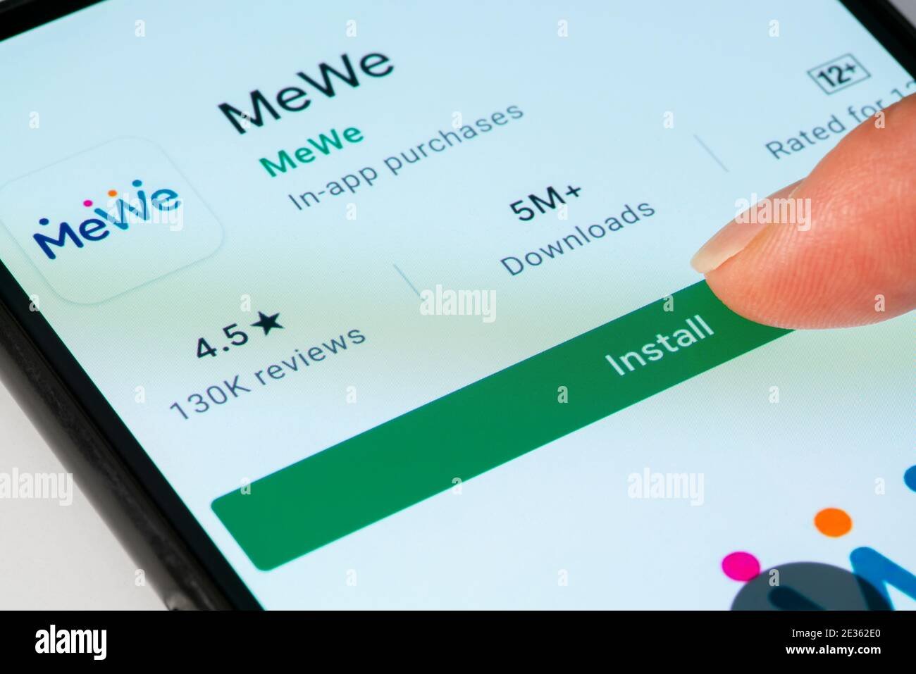 Nahaufnahme der Installation der Mewe App auf einem Smartphone Stockfoto