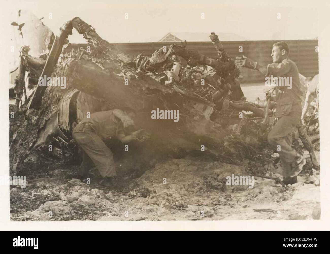 MAG-11 Marines entfernen Trümmer nach einem Viet Cong Raketenangriff auf die Da Nang Air Base. Stockfoto