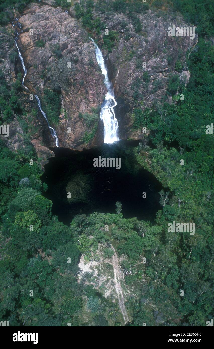 WANGI FÄLLT IM LITCHFIELD NATIONAL PARK, NORTHERN TERRITORY, AUSTRALIEN. DAS TAUCHBECKEN AM FUSSE DER WASSERFÄLLE IST EIN BELIEBTER BADEPLATZ. Stockfoto