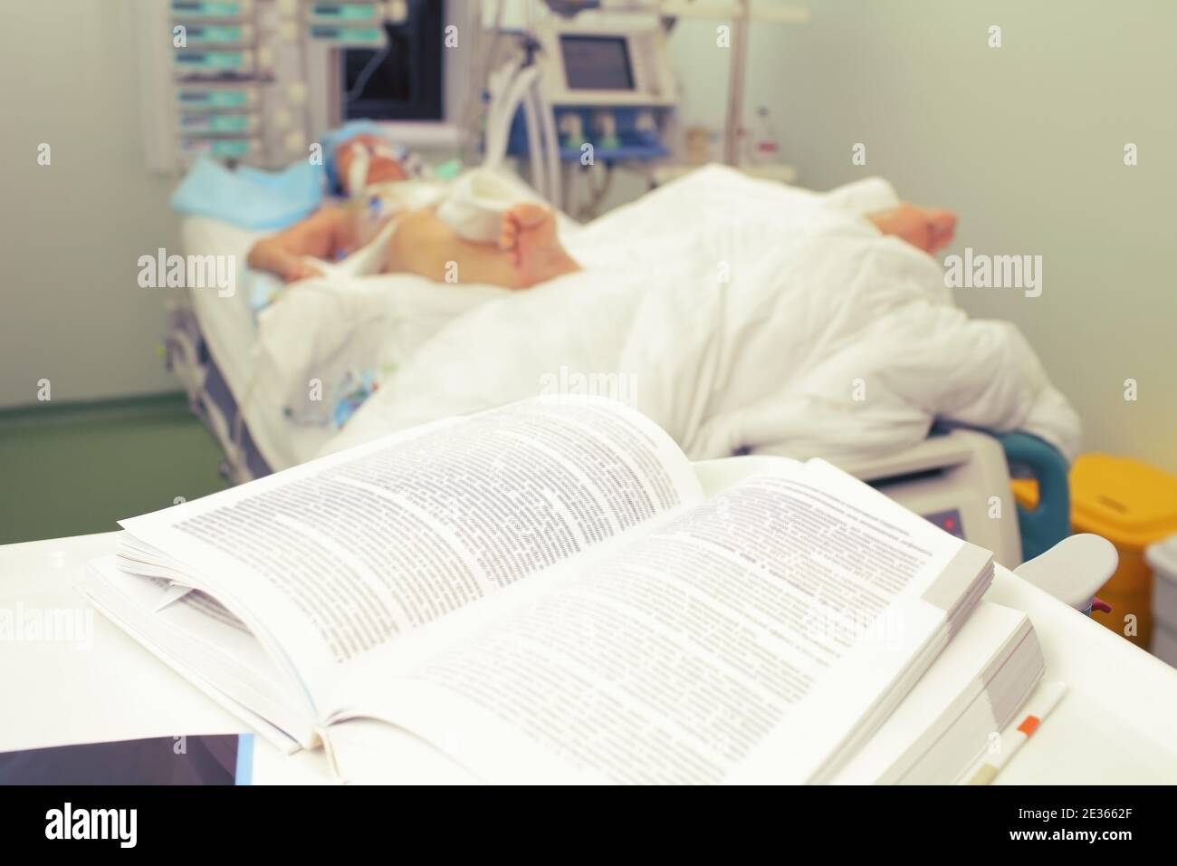 Buch auf der Krankenstation lesen. Stockfoto