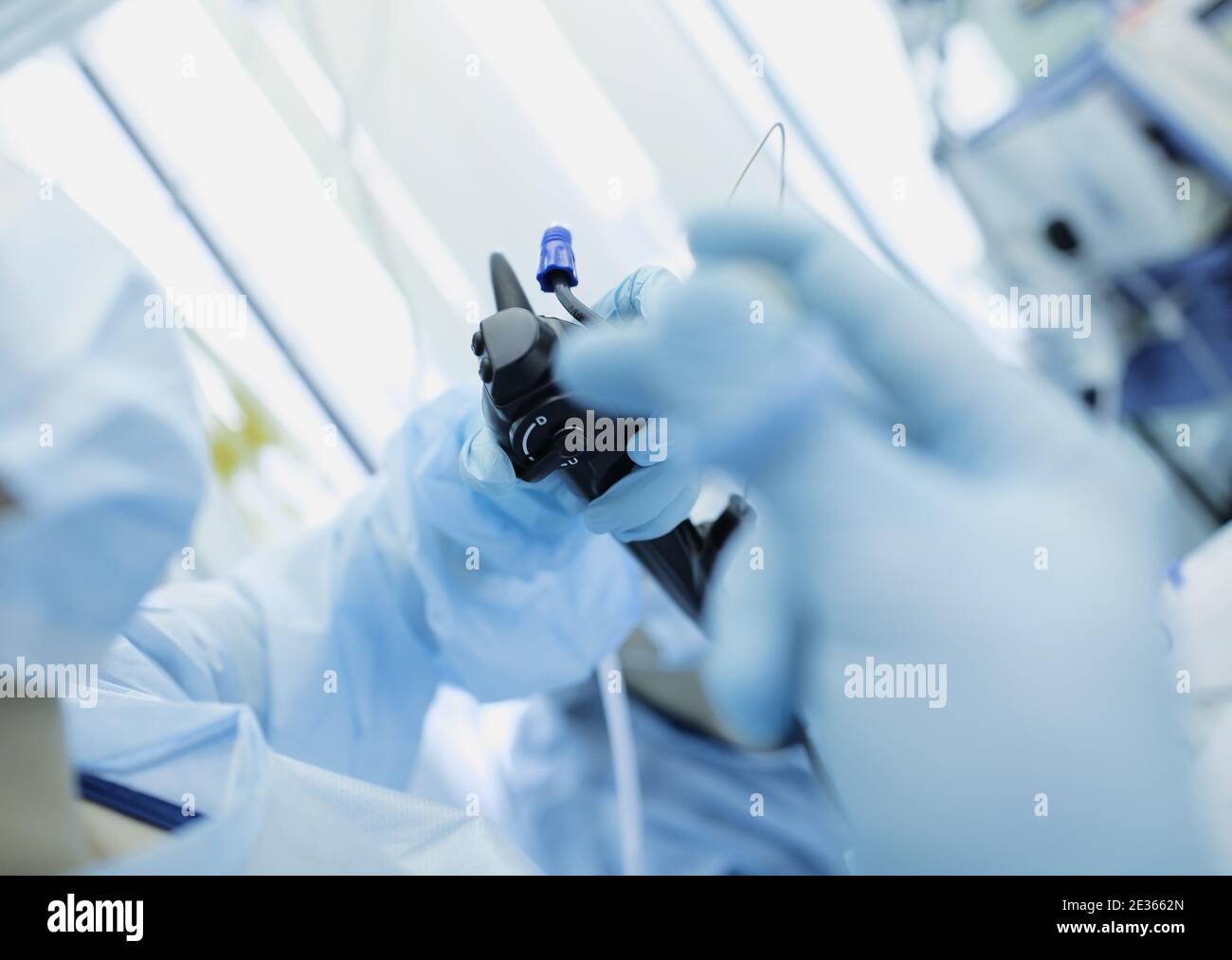 Arzt, der medizinische Endoskopieverfahren durchführt. Stockfoto
