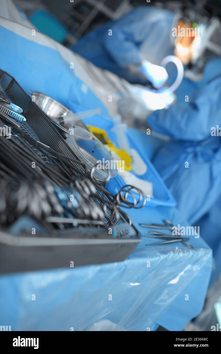 Sterile chirurgische Werkzeuge auf dem Tisch im Operationssaal. Stockfoto