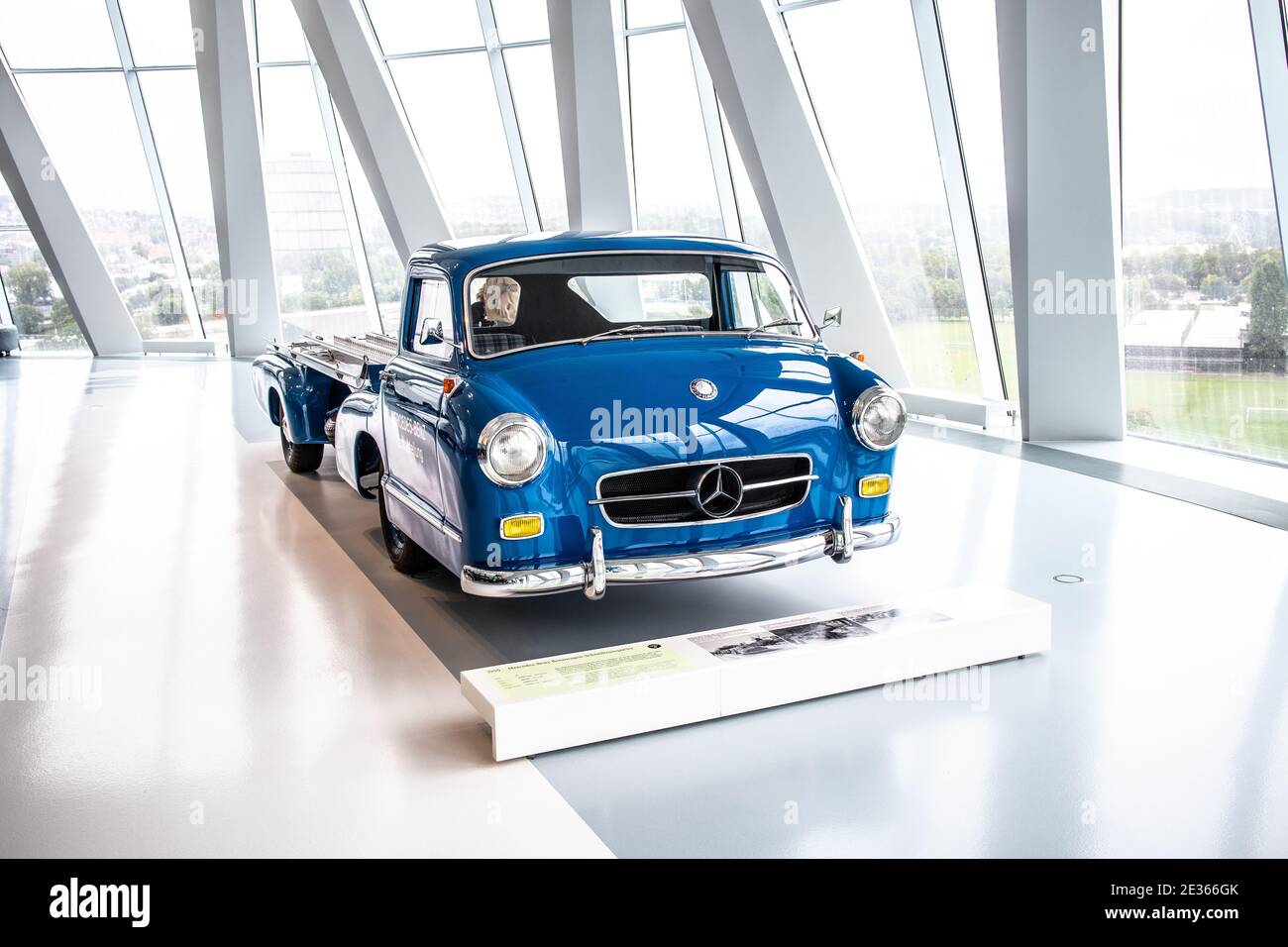 STUTTGART, DEUTSCHLAND, 2019: 1955 „Blue Wonder“ Mercedes-Benz High-Speed Rennwagen Transporter Stockfoto