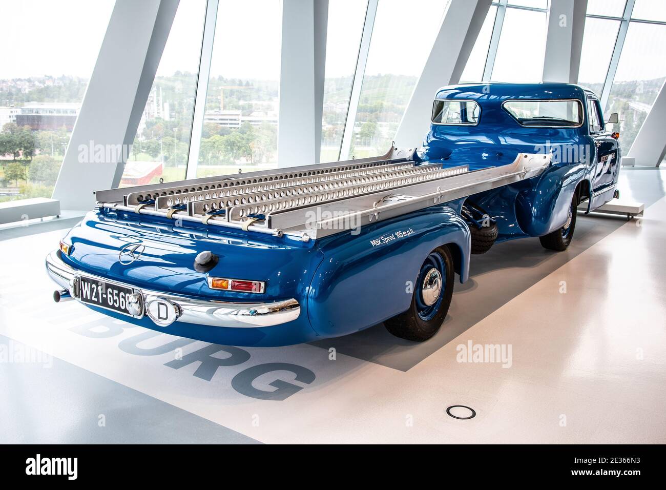 STUTTGART, DEUTSCHLAND, 2019: 1955 „Blue Wonder“ Mercedes-Benz High-Speed Rennwagen Transporter Stockfoto