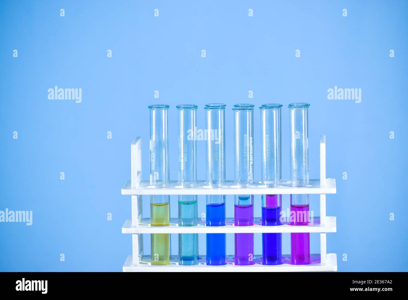 Reagenzglas mit Farblösung. Reagenzglas im Reagenzglasständer. Stockfoto