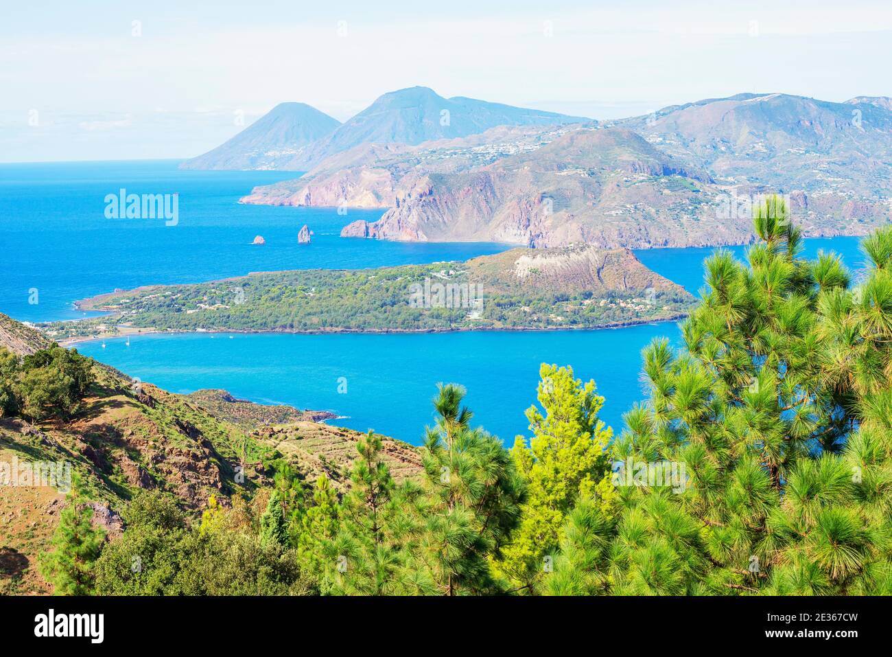 Blick auf Lipari und Salina Island, Vulcano Island, Äolischen Inseln, Sizilien, Italien Stockfoto