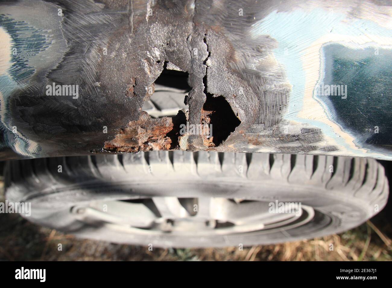 Metallkorrosion auf einem Autokotflügel, Rostloch. Karosserie Reparatur.  Draufsicht Stockfotografie - Alamy
