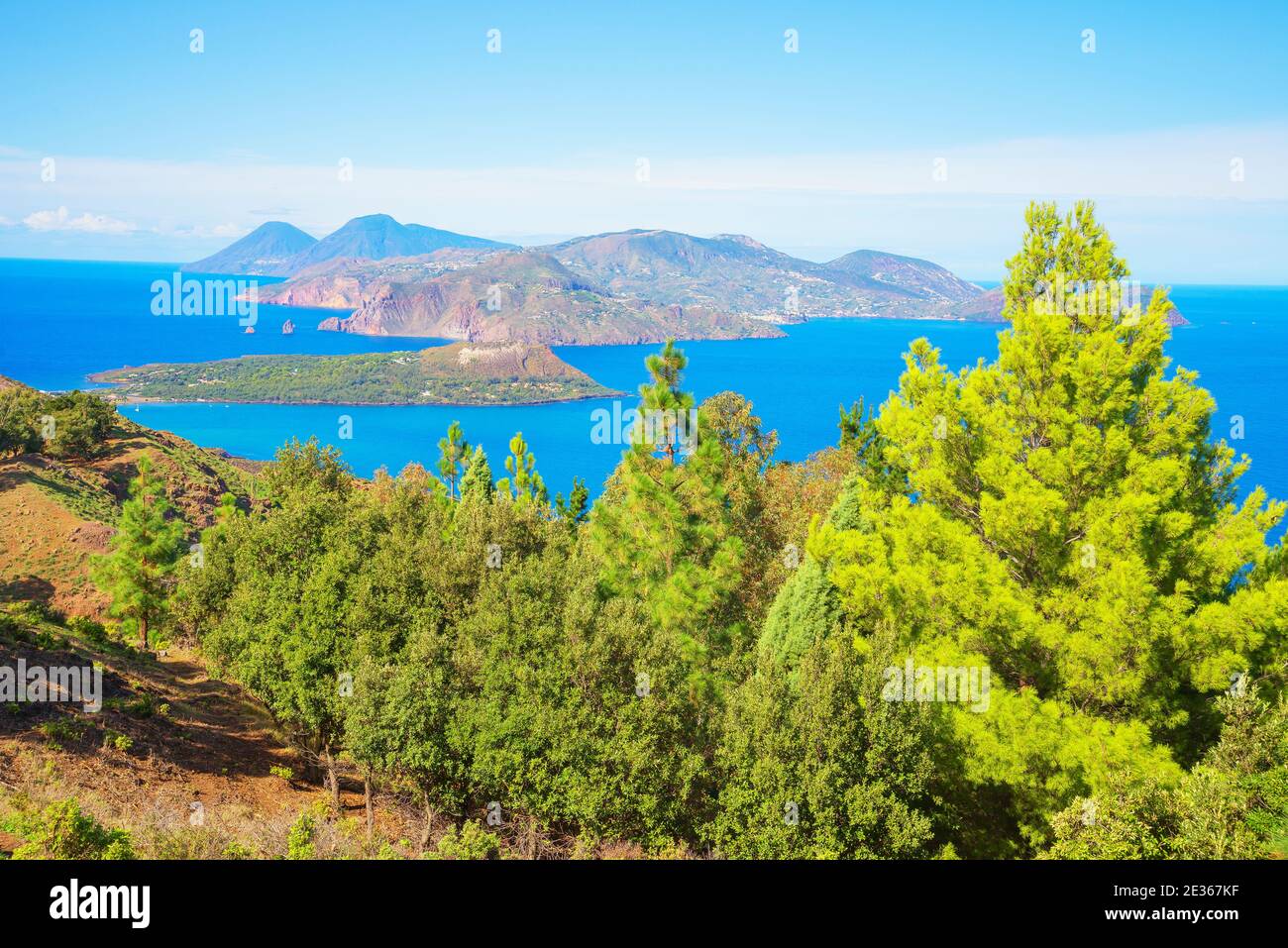 Blick auf Lipari und Salina Island, Vulcano Island, Äolischen Inseln, Sizilien, Italien Stockfoto