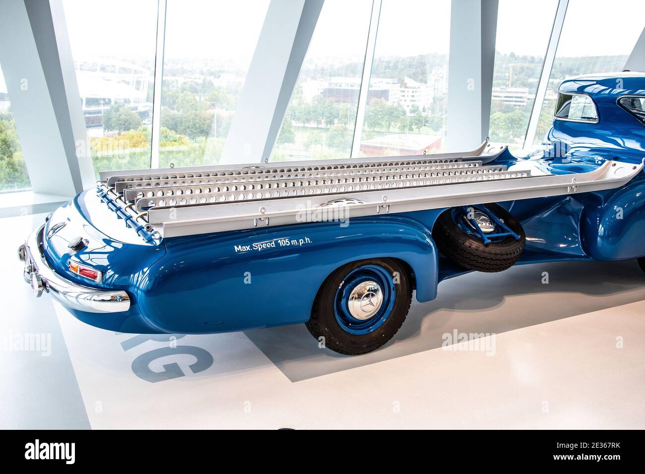 STUTTGART, DEUTSCHLAND, 2019: 1955 „Blue Wonder“ Mercedes-Benz High-Speed Rennwagen Transporter Stockfoto