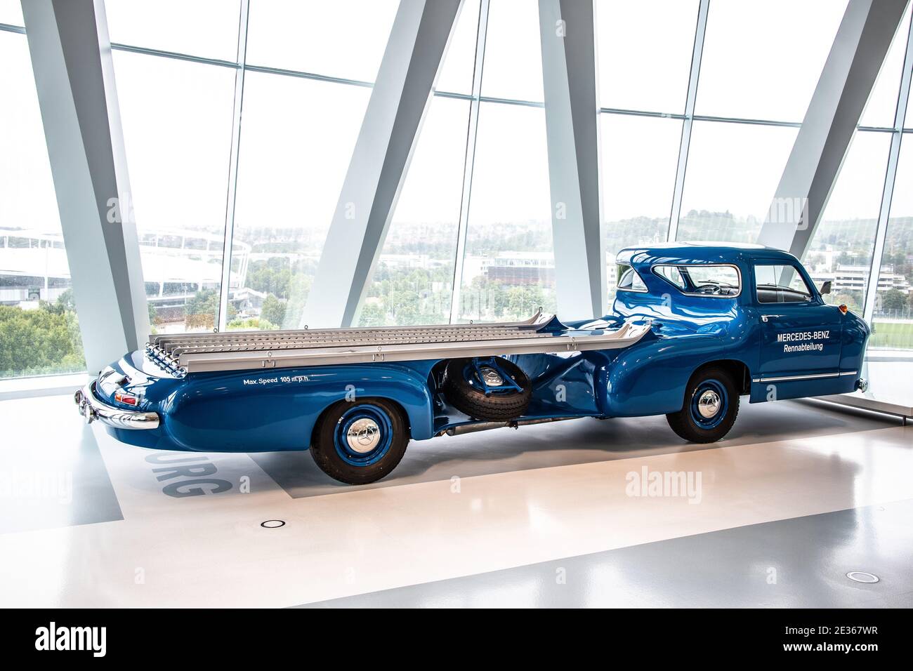STUTTGART, DEUTSCHLAND, 2019: 1955 „Blue Wonder“ Mercedes-Benz High-Speed Rennwagen Transporter Stockfoto