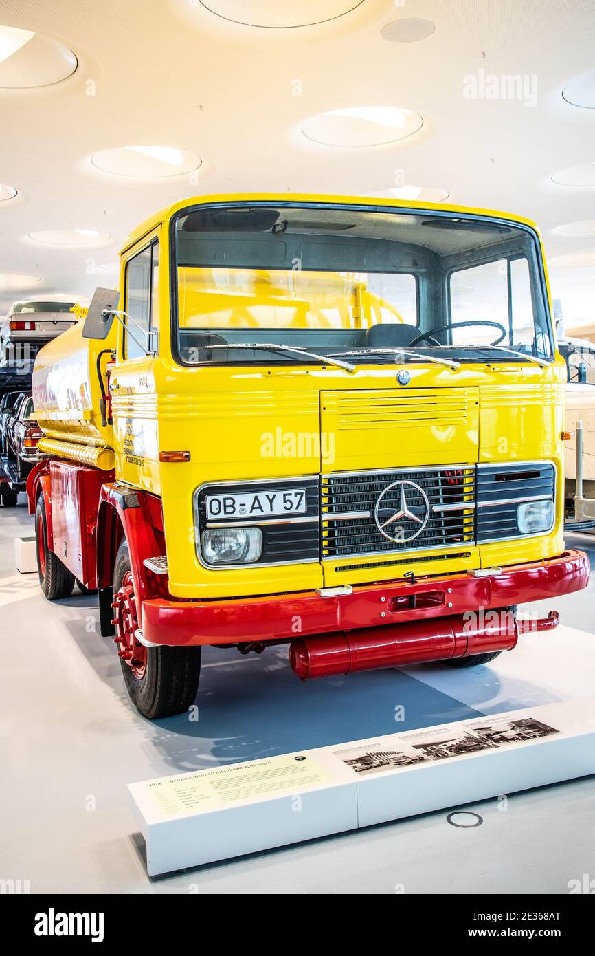 STUTTGART, 2019: 1974 Mercedes-Benz LP 1513 Kraftstofftank-LKW Shell im  Mercedes-Benz Museum Stockfotografie - Alamy