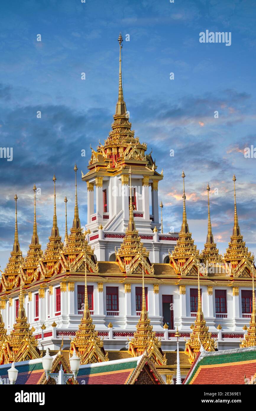 Der prächtige, vergoldete Lohaprasad ('Eiserner Palast') auf dem Gelände des Wat Ratchanadta im alten Stadtzentrum (Rattanakosin Insel) von Bangkok, Thailand Stockfoto
