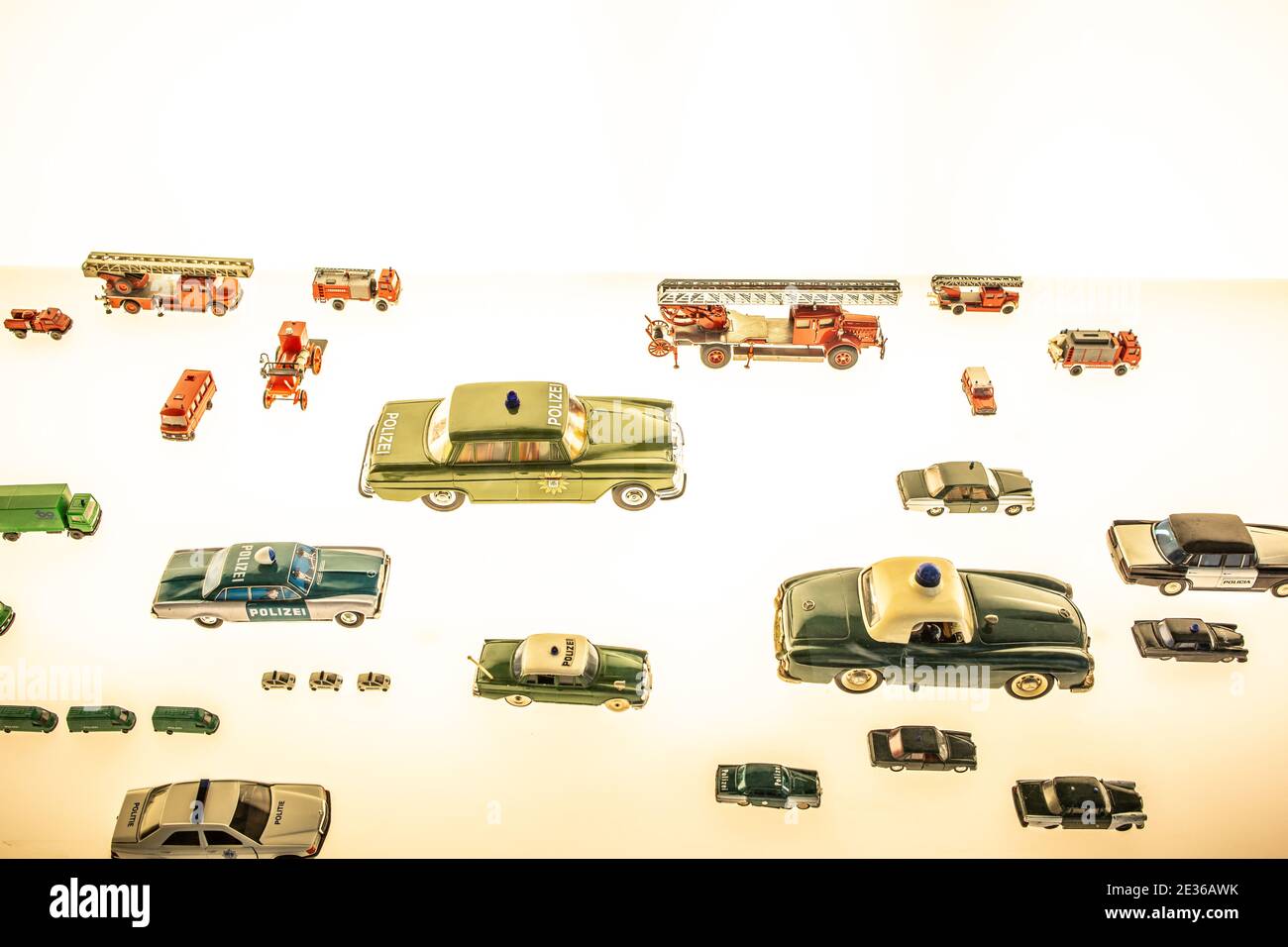 STUTTGART, DEUTSCHLAND, 2019: Oldtimer Oldtimer-Autobusspielzeug Mercedes-Benz auf der Ausstellung des Mercedes-Benz Museums Stockfoto