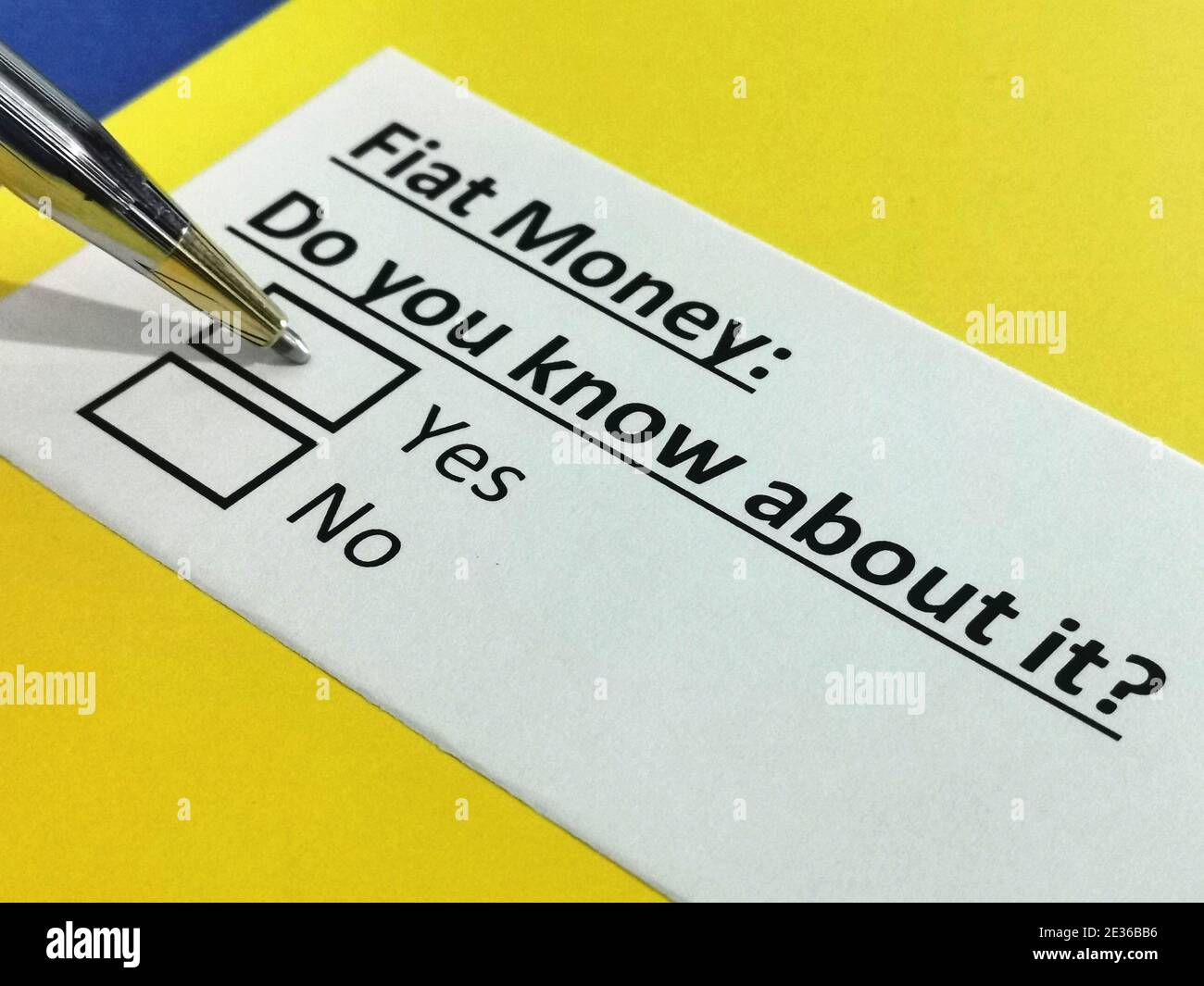 Eine Person beantwortet Fragen zu fiat-Geld. Stockfoto