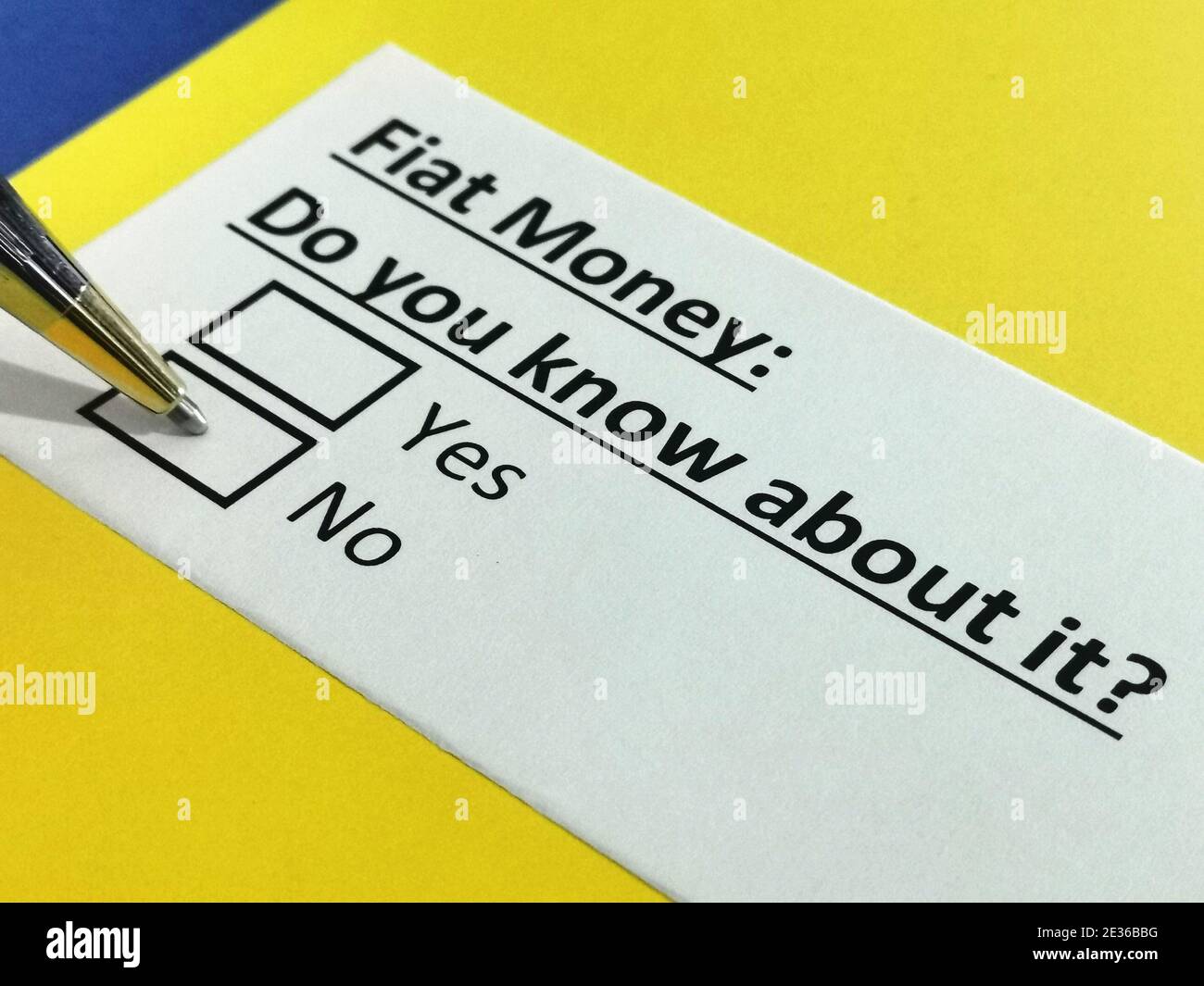 Eine Person beantwortet Fragen zu fiat-Geld. Stockfoto