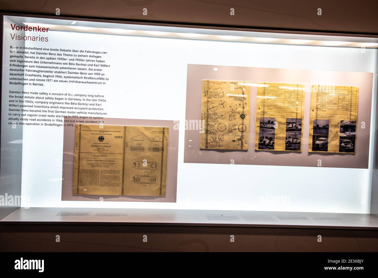 STUTTGART, DEUTSCHLAND, 2019: Ausstellung des Mercedes-Benz Museums, Zeitungsausschnitte zur Geschichte und für Mercedes-Benz wichtigen Themen Stockfoto