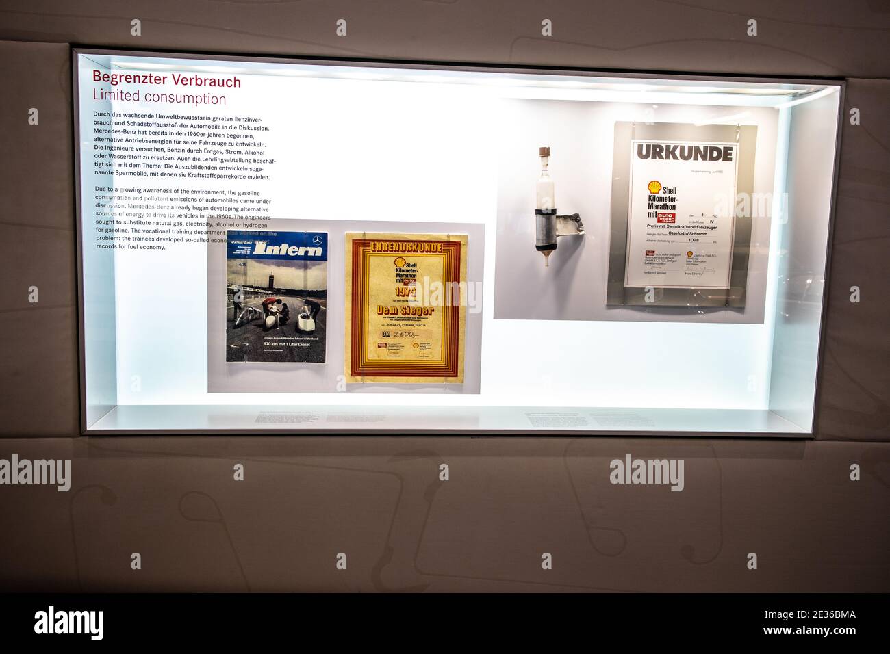 STUTTGART, DEUTSCHLAND, 2019: Ausstellung des Mercedes-Benz Museums, Zeitungsausschnitte zur Geschichte und für Mercedes-Benz wichtigen Themen Stockfoto