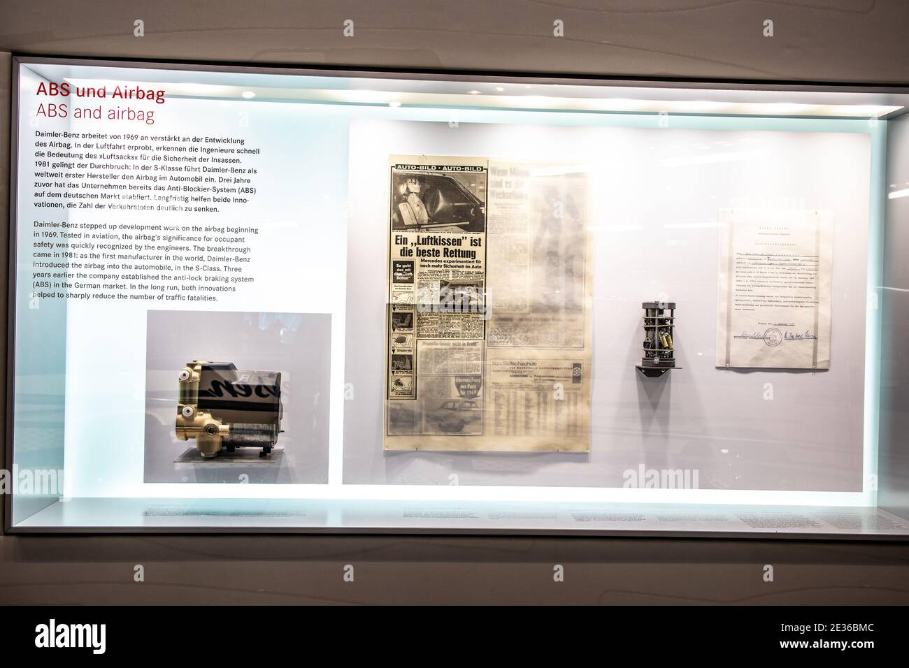 STUTTGART, DEUTSCHLAND, 2019: Ausstellung des Mercedes-Benz Museums, Zeitungsausschnitte zur Geschichte und für Mercedes-Benz wichtigen Themen Stockfoto