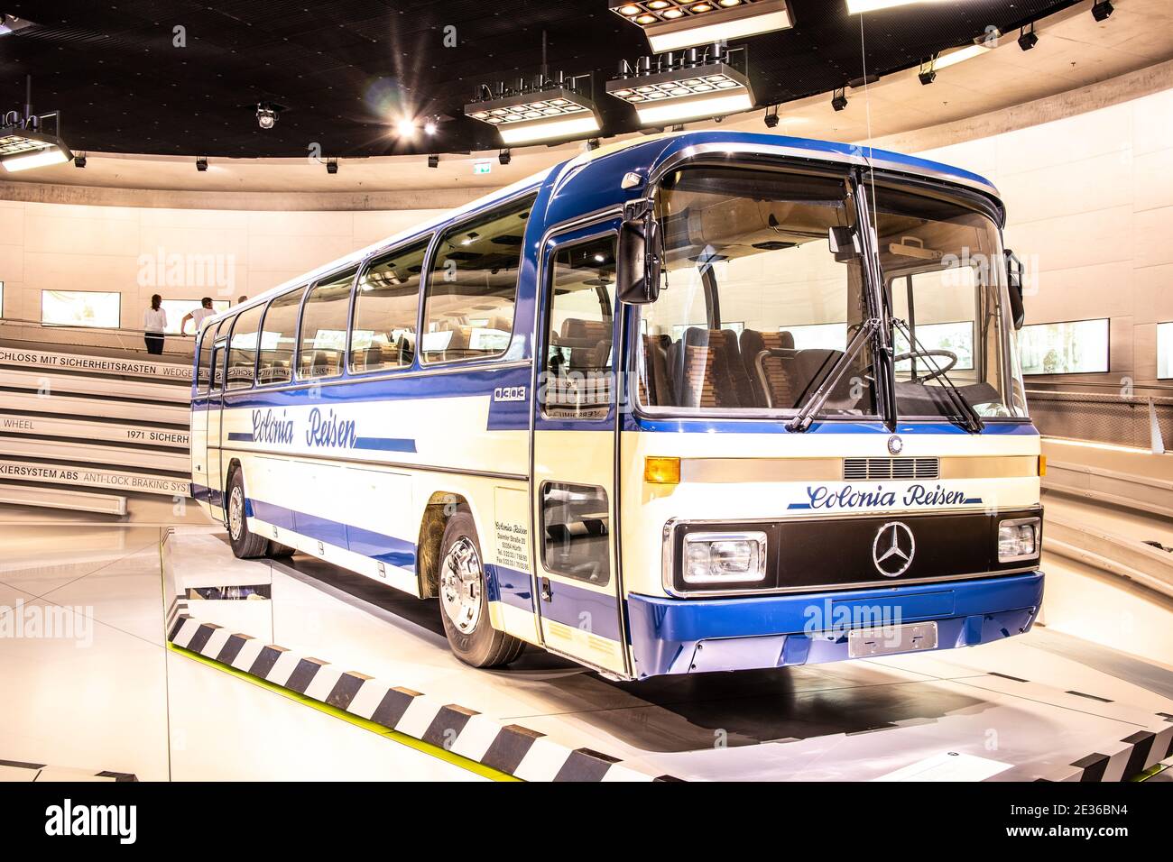 STUTTGART, DEUTSCHLAND, 2019: Oldtimer-Oldtimer-Omnibus Mercedes-Benz auf der Ausstellung des Mercedes-Benz Museums Stockfoto