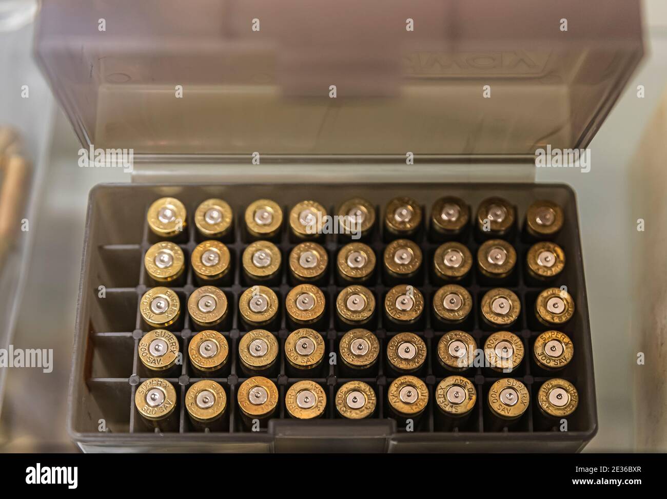 Placerville, USA - 25. November 2020: Abgefeuerte Messinggewehr 300 Blackout Savage Super X Patronen in einem Waffenladen, Munitionsmangel in Kalifornien Stockfoto