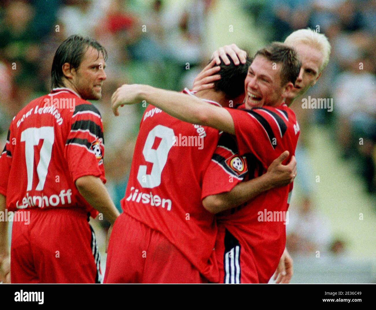 Leverkusen Deutschland 23.8.1997, Fußball: Bundesliga-Saison 97/98, Bayer 04 Leverkusen (LEV) vs Karlsruher SC (KSC) 6:1 - von links: Hans-Peter Lehnhoff, Ulf Kirsten, Eric Meije (alle LEV) Stockfoto