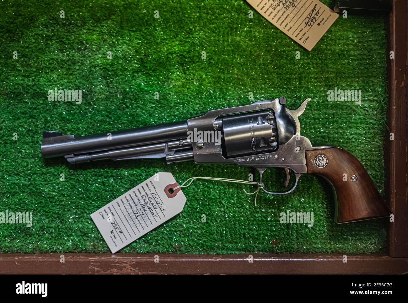 Placerville, USA - November 25 2020: Zeitgemäße Reproduktion eines Vintage Black Powder Cap und Ball Ruger Old Army 44 Kaliber Revolver in einem Waffenladen Stockfoto