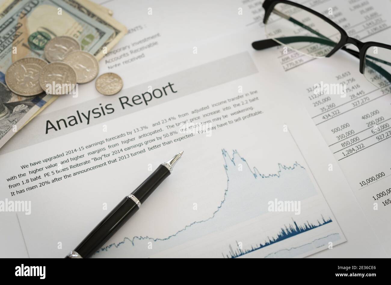 Stift auf Geschäfts- und Finanzbericht mit Geld, Brille auf Schreibtisch des Finanzberaters. Konzept der Bilanzierungs- und Investitionsanalyse. Stockfoto