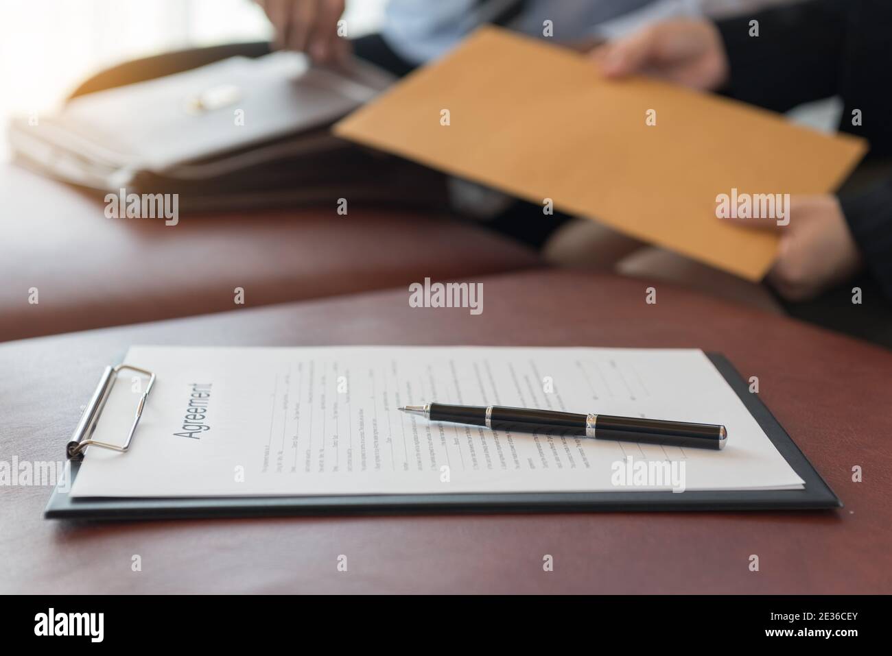 Rechtsdokumente und Rechtsanwalt geben Rechtsberatung für den Kunden. Konzept des Rechts, Rechtsdienstleistungen. Stockfoto