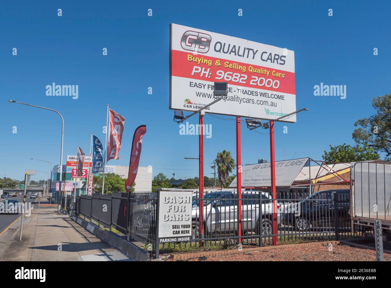 Ein kleiner, unabhängiger Gebrauchtwagenhändler an der Parramatta Road im Westen von Sydney, Australien Stockfoto