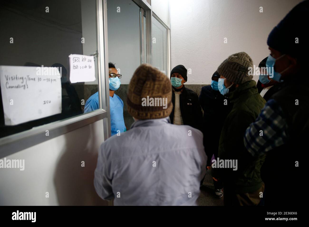 Kathmandu, Nepal. Januar 2021. Ein Teammitglied des Teamleiters Dr. Anup Bastola tröstet am Sonntag, den 17. Januar 2021, Angehörige kritischer COVID-19-Patienten, die auf der Isolationsstation des Teku-Krankenhauses (Shuklaraaaaj Tropical & Infectious Disease Hospital) in Kathmandu, Nepal, eingeliefert wurden. Die Station hat derzeit 11 COVID-19 Opfer, die im Krankenhaus um ihr Leben kämpfen. Dr. Anup Bastola sagt: "Die Situation ist schlimmer, die Menschen kämpfen hart um ihr Leben und die Wahl ist unsere, entweder sind wir uns unserer Handlungen bewusst oder bekommen victimizedâ Credit: Skanda Gautam/ZUMA Wire/Alamy Live News Stockfoto