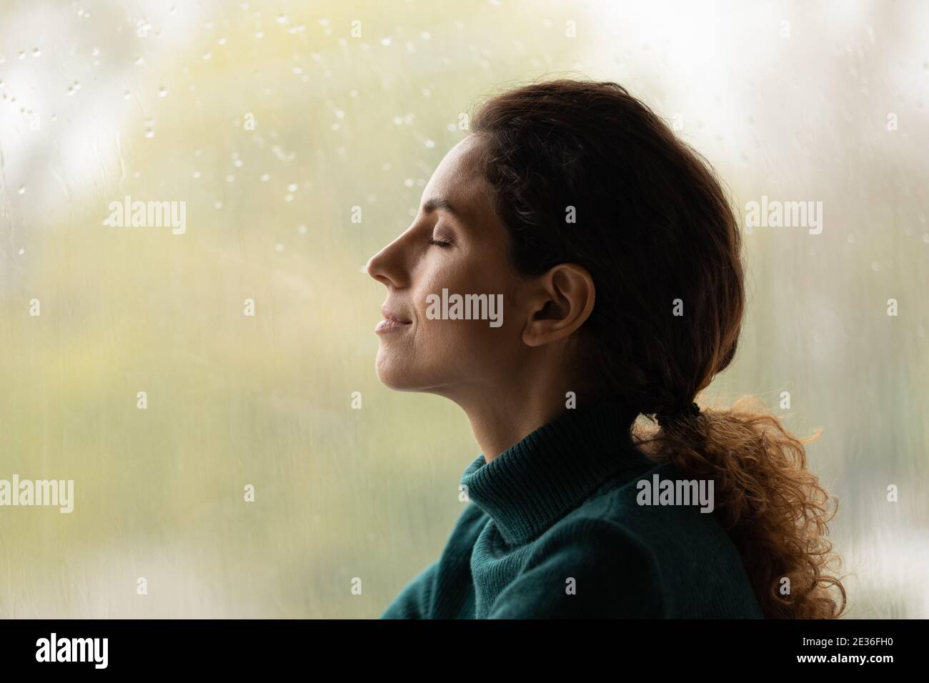 Ruhige junge Frau atmen frische Luft meditieren Stockfoto