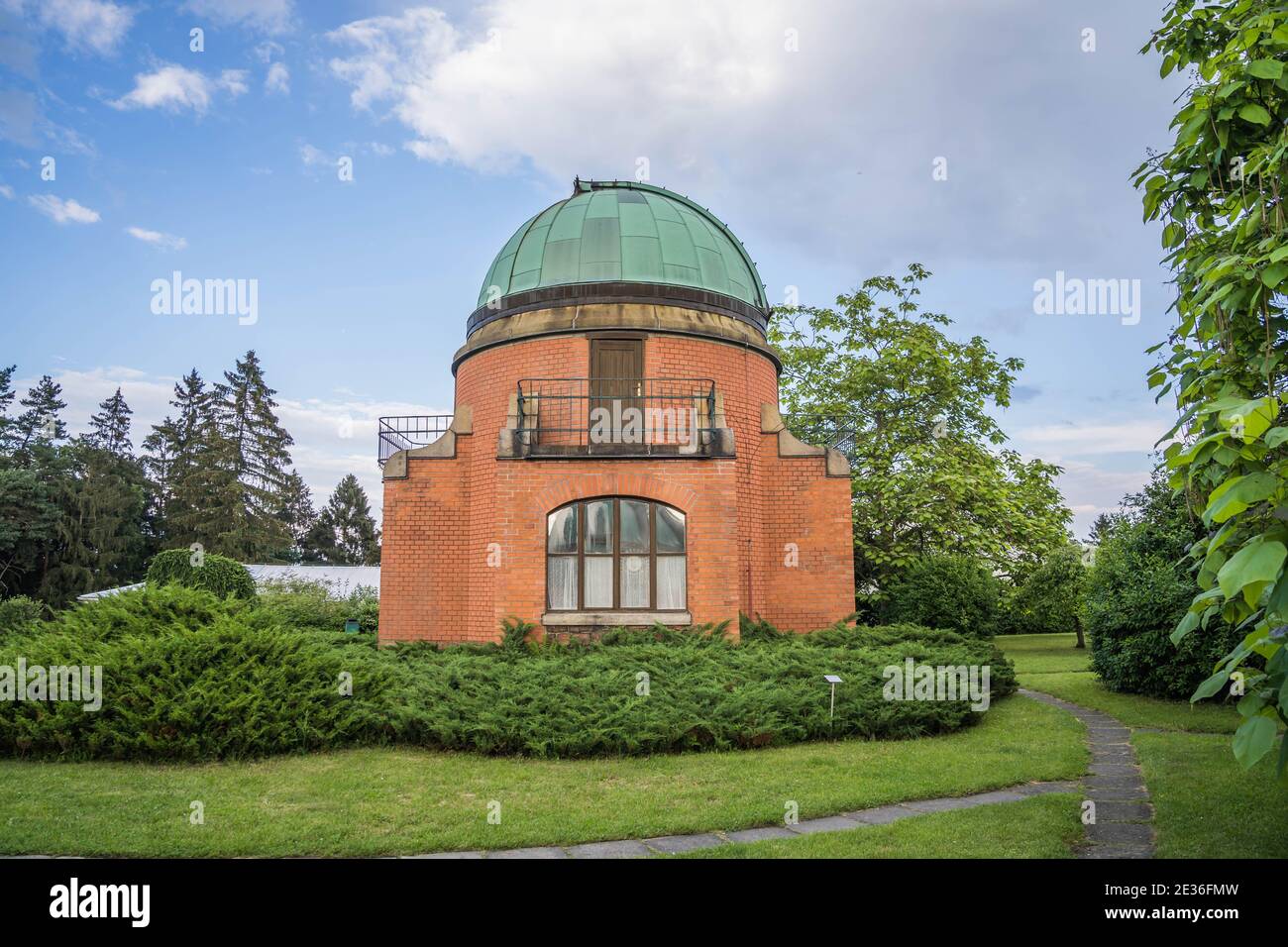 Altes historisches Gebäude der Sternwarte innerhalb Ondrejov Astronomie-Institut. Deep-Space-Teleskop-Observatorium. Ondrejov, Tschechische republik. Stockfoto