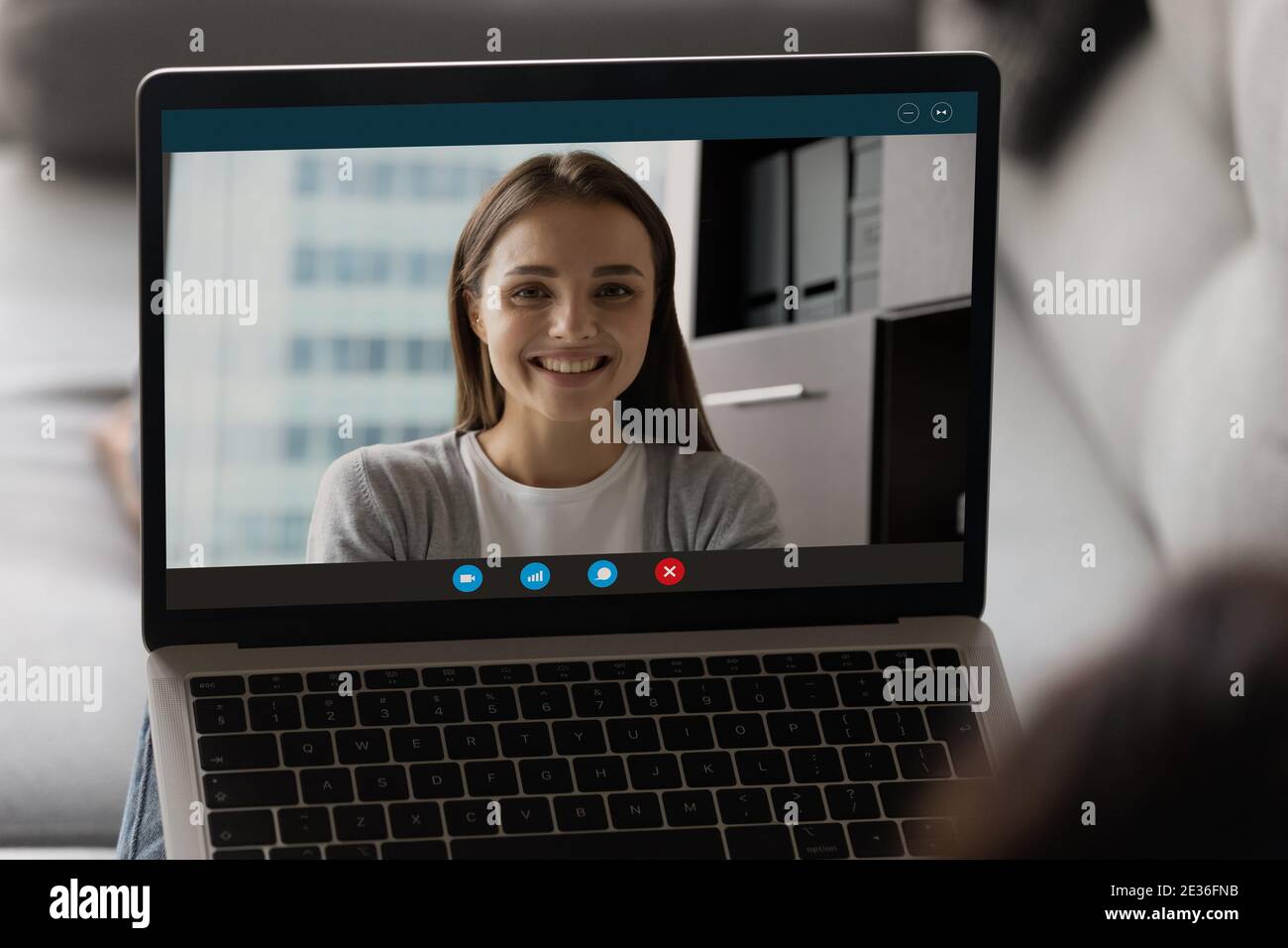 Lächelnde Frau auf Laptop-Bildschirm in Online-Anruf beteiligt Stockfoto