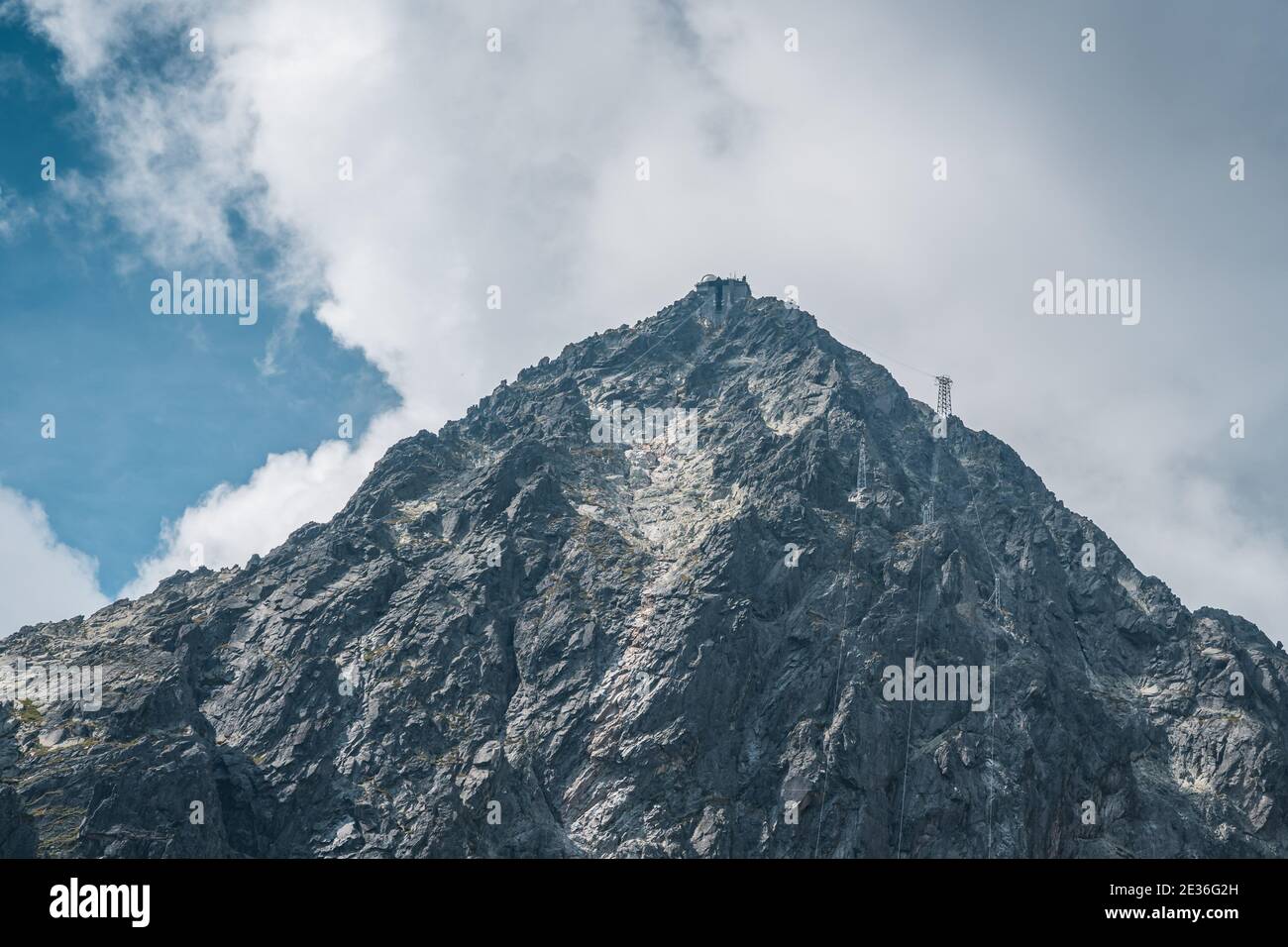 Blick auf den Lomnicky Stit Gipfel, berühmten felsigen Gipfel in der Hohen Tatra, Slowakei. Wolkiger windiger Tag. Stockfoto