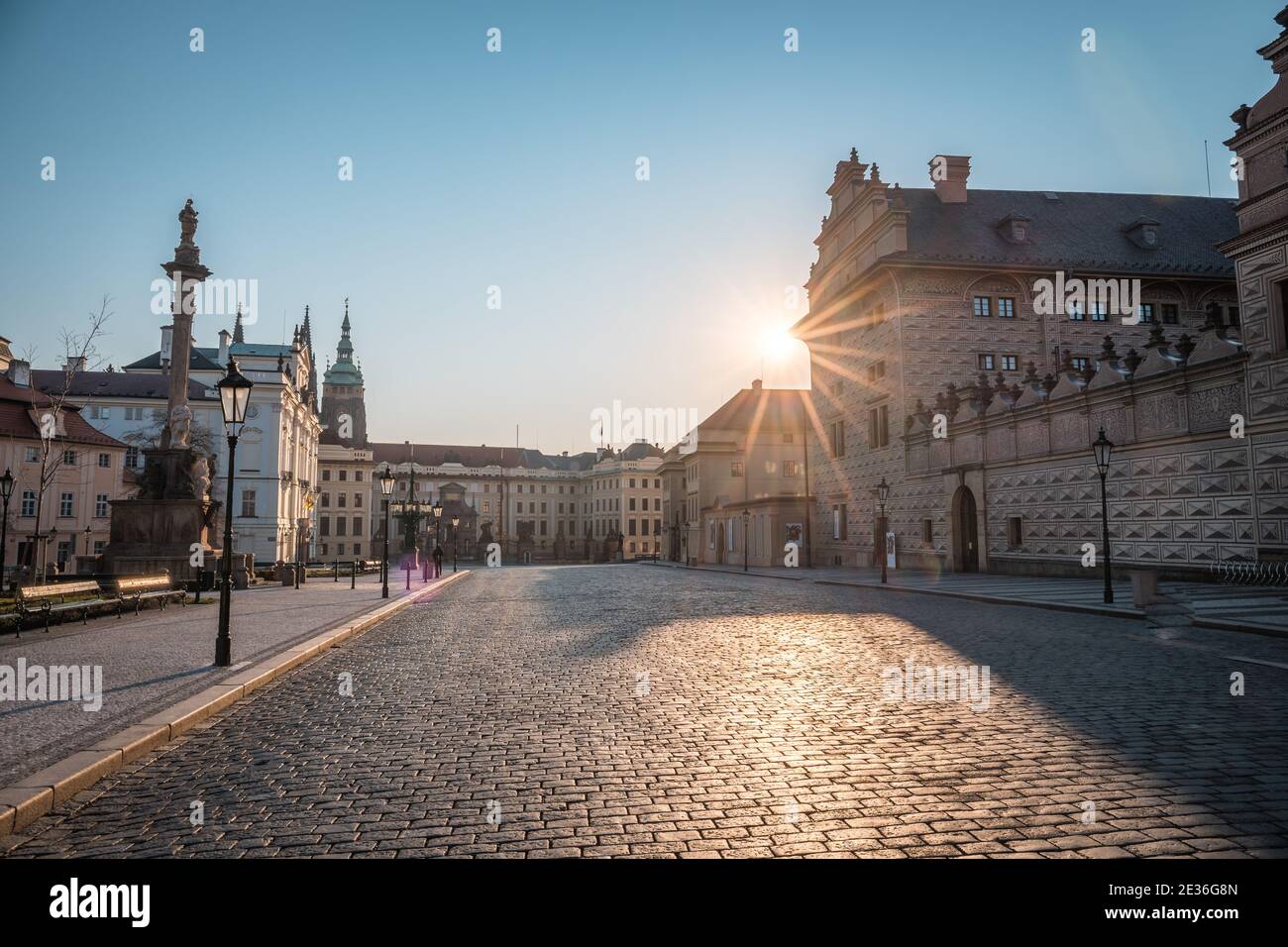 PRAG, TSCHECHISCHE REPUBLIK - APRIL, 2020: Hradcanske Platz, der Erzbischöfliche Palast und die Prager Burg. Kein Pleope, niemand Stockfoto
