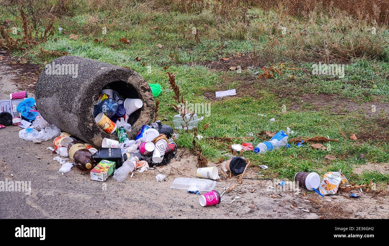 Müll in überladenen umgedrehten Mülltonne auf der Stadtstraße. Ökologisches Problem der Umweltverschmutzung. KRYVYI RIH, UKRAINE - NOVEMBER 2020. Stockfoto