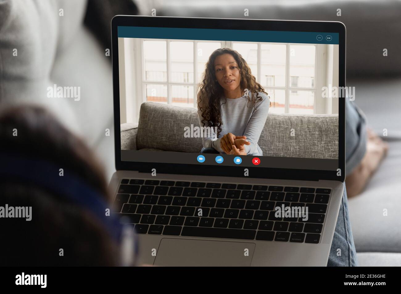 Frau hält Computer Gespräch auf Video-Anruf mit Kollegen Stockfoto