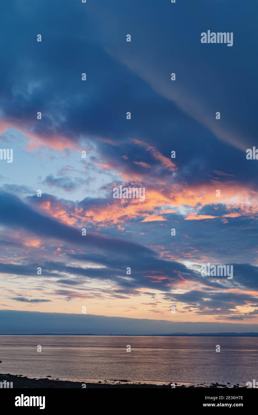 Wolkenbildung bei Sonnenuntergang Stockfoto