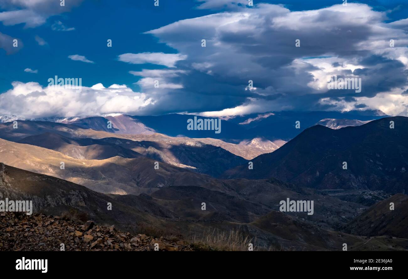 Landschaftlich schöne Aussicht auf die Bergregion, die sich von Westaserbaidschan bis erstreckt Kalbajar oder Karvachar Bezirk des nördlichen Berg-Karabach auch bekannt als Die Arzakh Republik de jure Teil der Republik Aserbaidschan Stockfoto