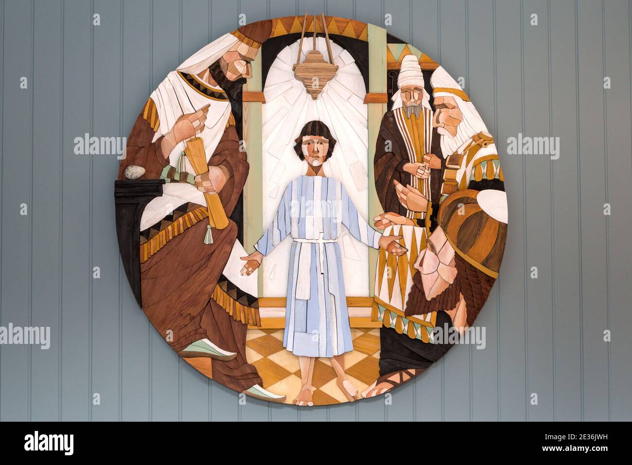 Biblische christliche Szenen aus Holz, Christianskirkjan, Christians Kirche, Klaksvik Stadt, Bordoy Insel, Färöer Inseln Stockfoto