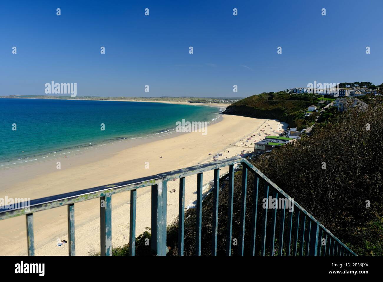 Blick auf die Carbis Bay in der Nähe von St Ives in Cornwall, Großbritannien. Stockfoto