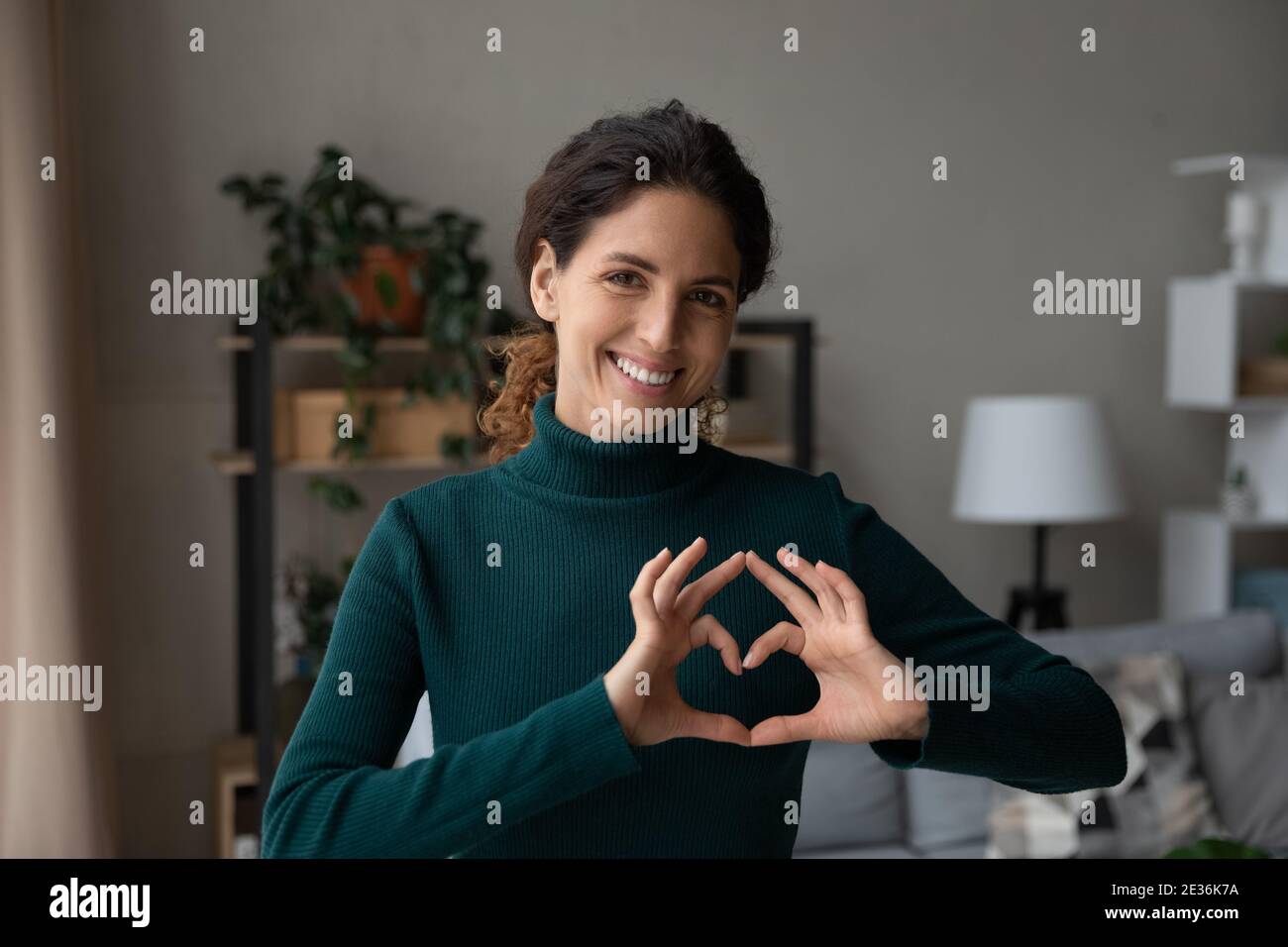 Portrait von glücklichen Frau zeigen Liebe Hand Geste Stockfoto