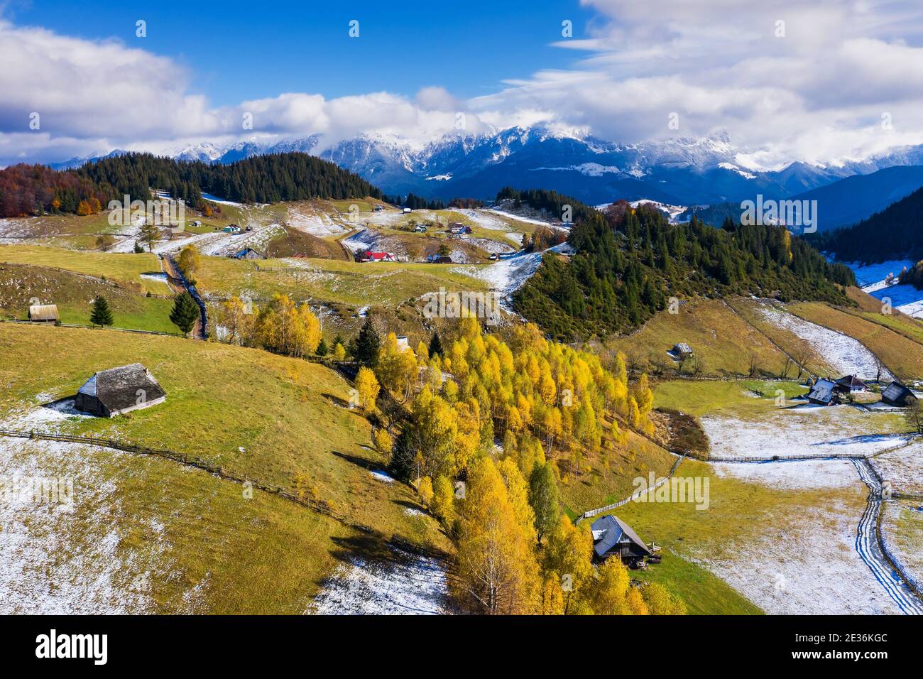 Brasov, Rumänien. Herbst im Fundata Village. Ländliche Landschaft in den Karpaten, Rumänien. Stockfoto