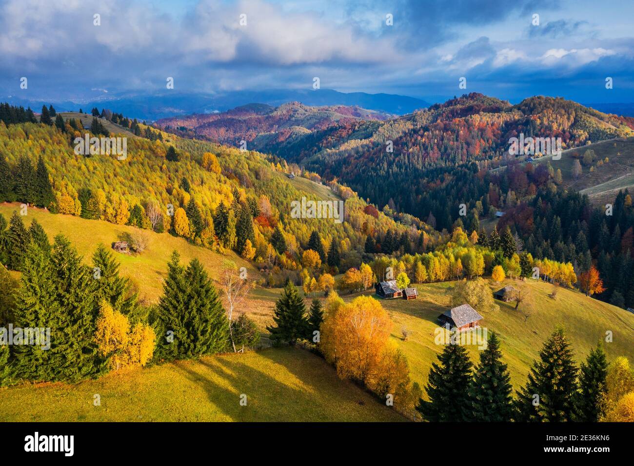 Brasov, Rumänien. Herbst im Dorf Moeciu. Ländliche Landschaft in den Karpaten, Rumänien. Stockfoto