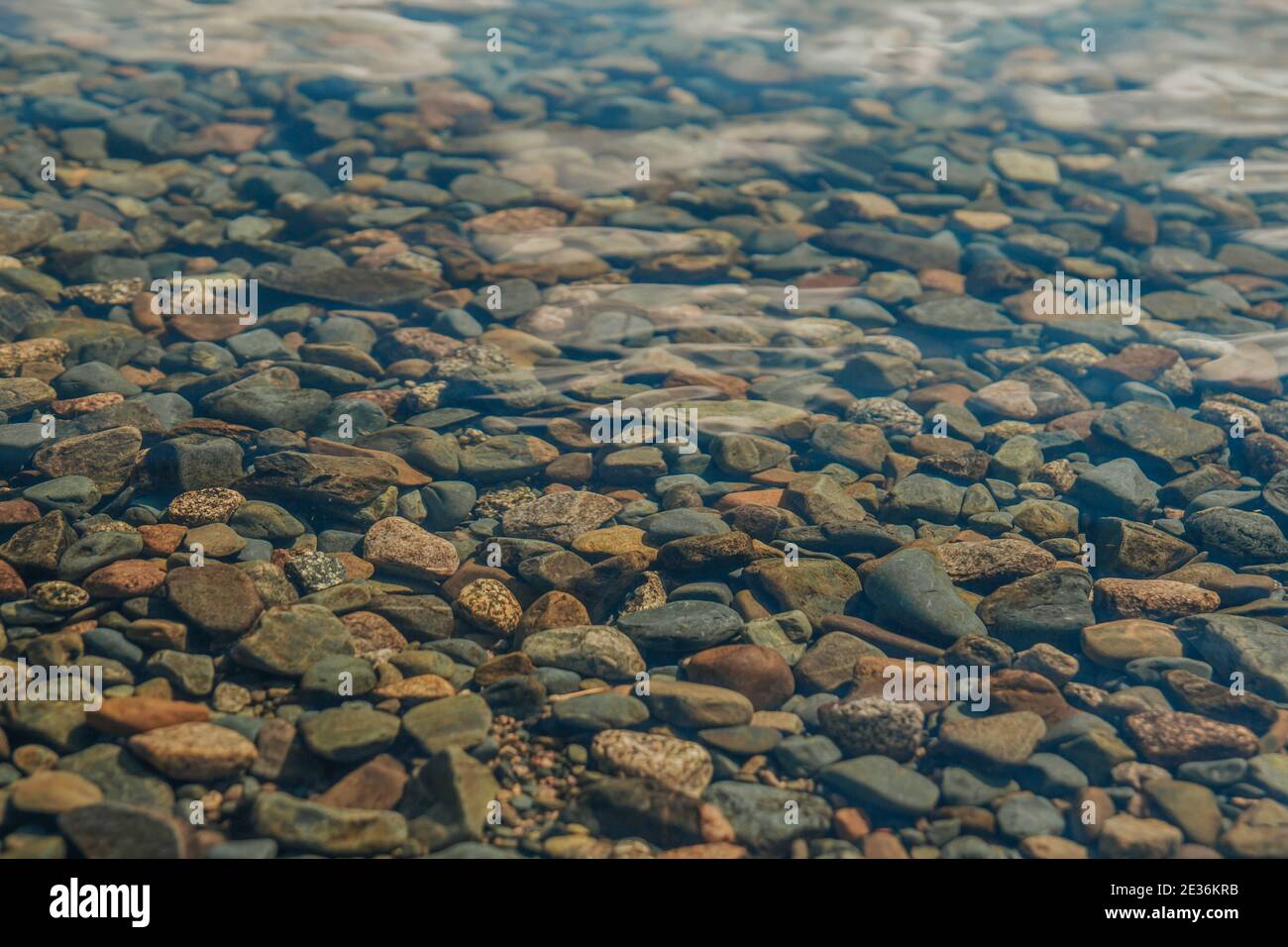 Kies und Felsen unter Wasser im See. Felsiger Boden. Stockfoto