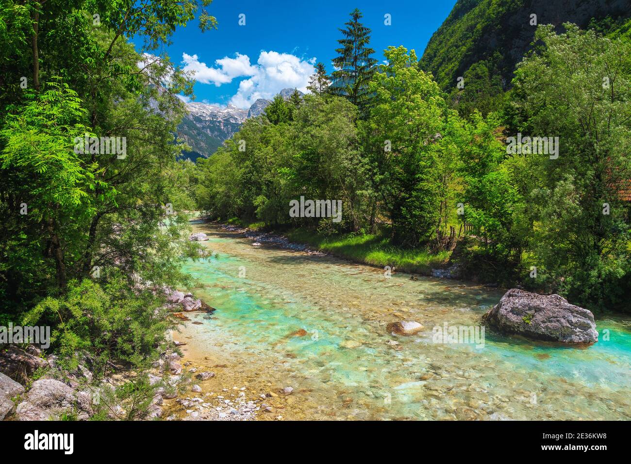 Atemberaubende Rafting und Kajaking Lage in Europa. Fantastischer Erholungsort und Kajakziel. Majestätischer türkisfarbener Soca-Fluss und grüner Wald, Stockfoto