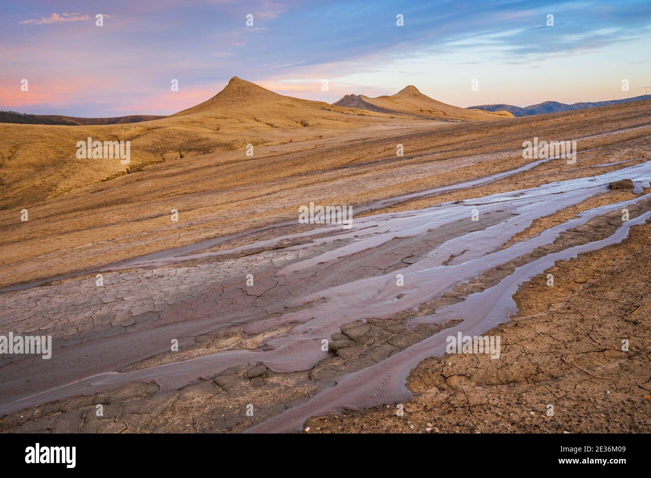 Schlammige Vulkane, Rumänien. Buzau County Schlammvulkane bei Sonnenuntergang. Stockfoto